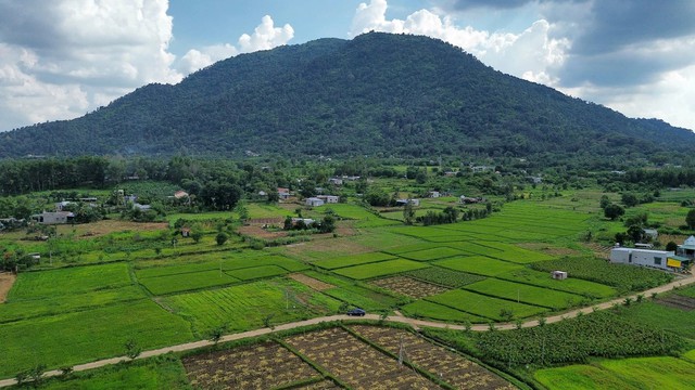 Cảnh tượng ngay lúc này tại ngọn núi cao thứ 2 Nam Bộ: Nhiều người không tin vào mắt mình - Ảnh 4.