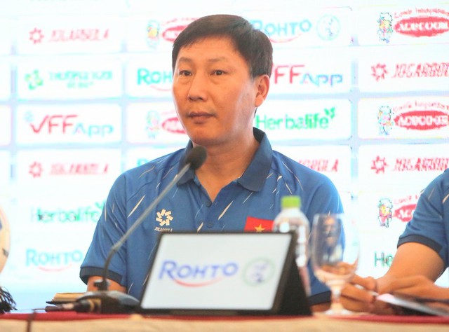 Họp b&aacute;o Việt Nam vs Malaysia: HLV Malaysia tuy&ecirc;n bố muốn thắng Việt Nam, thầy Kim đ&aacute;p lại đầy mạnh mẽ - Ảnh 2.