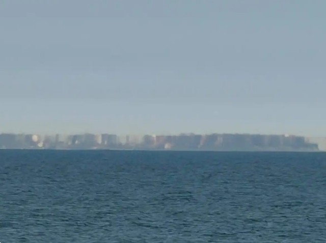 Biển bỗng xuất hiện "đoàn tàu xếp bằng gạch" lơ lửng, chủ homestay nói chưa từng thấy suốt 30 năm - Ảnh 3.