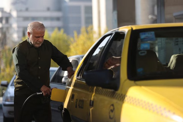 Thiếu xăng dầu kéo dài, người Iran đưa 