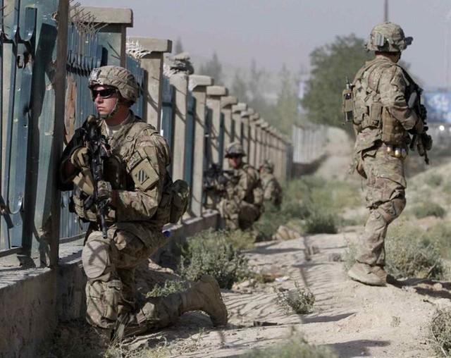 Máy bay Mỹ vỡ đôi sau đòn của Iran – TT Trump nhắm thẳng "1 thứ hiếm", cuộc đột kích nguy hiểm nhất lịch sử sắp bắt đầu? - Ảnh 3.