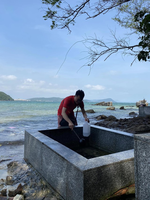 Việt Nam c&ograve;n c&oacute; một Giếng Ti&ecirc;n nữa mang t&ecirc;n vua, s&aacute;t biển nhưng nước ngọt: Du kh&aacute;ch đến thường l&agrave;m 1 việc - Ảnh 6.