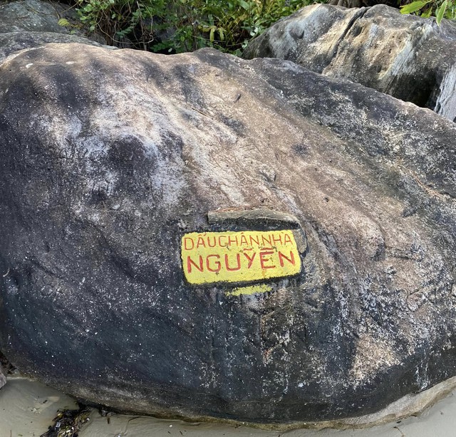 Việt Nam c&ograve;n c&oacute; một Giếng Ti&ecirc;n nữa mang t&ecirc;n vua, s&aacute;t biển nhưng nước ngọt: Du kh&aacute;ch đến thường l&agrave;m 1 việc - Ảnh 4.