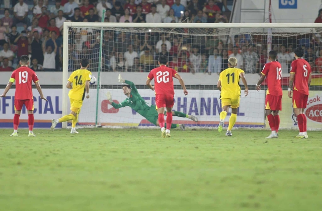 DIỄN BIẾN Việt Nam 3-1 Malaysia: Tuyển Việt Nam bị thổi penalty - Ảnh 1.