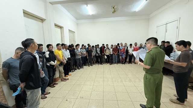 Cảnh sát bất ngờ đột kích hồ câu Lĩnh Đinh, đưa hàng chục "cần thủ" về trụ sở làm việc - Ảnh 1.