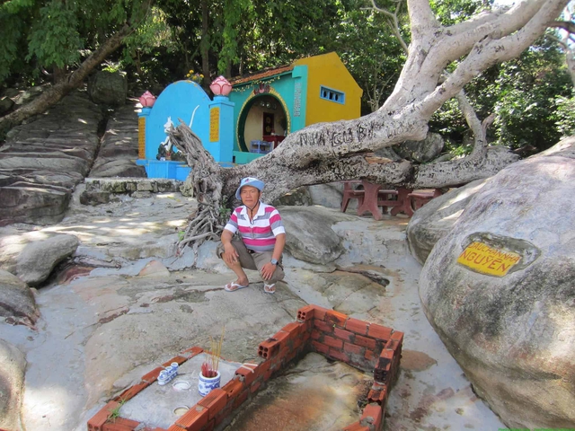 Việt Nam c&ograve;n c&oacute; một Giếng Ti&ecirc;n nữa mang t&ecirc;n vua, s&aacute;t biển nhưng nước ngọt: Du kh&aacute;ch đến thường l&agrave;m 1 việc - Ảnh 3.