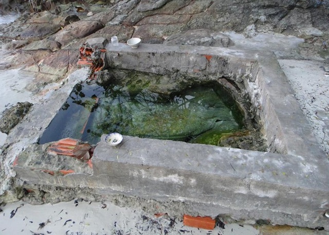 Việt Nam c&ograve;n c&oacute; một Giếng Ti&ecirc;n nữa mang t&ecirc;n vua, s&aacute;t biển nhưng nước ngọt: Du kh&aacute;ch đến thường l&agrave;m 1 việc - Ảnh 1.