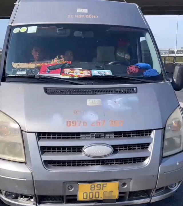 T&agrave;i xế quay clip tạo &aacute;p lực với CSGT để "lấp liếm" việc kh&ocirc;ng c&oacute; Giấy ph&eacute;p l&aacute;i xe - Ảnh 1.