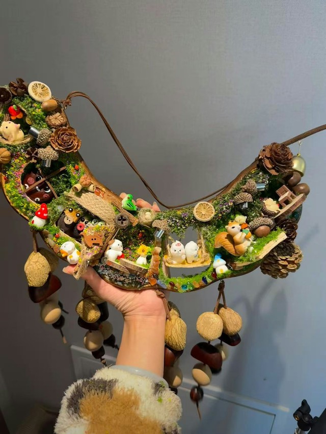 Cô gái thản nhiên quấn "con rắn" khổng lồ quanh người lên máy bay, hành khách xôn xao khi biết đó là gì - Ảnh 6.