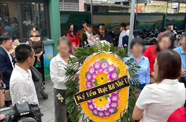 Học sinh mang v&ograve;ng hoa đến trường ng&agrave;y chụp ảnh kỷ yếu ở Quảng Ninh: Nh&agrave; trường l&ecirc;n tiếng - Ảnh 1.