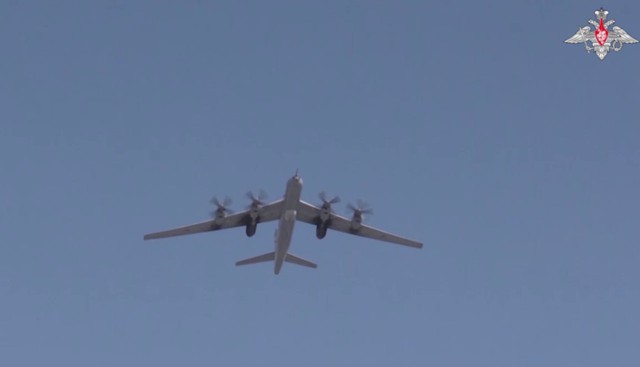 Nga điều Tu-142 giữa xung đột Iran, 12 chiến cơ Mỹ xuất kích – Ông Putin hạ lệnh, hé lộ đòn dữ dội hơn Oreshnik - Ảnh 2.