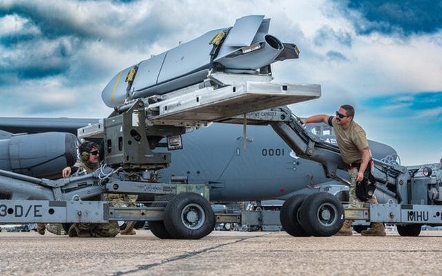 T&ecirc;n lửa AGM - 158 JASSM bị hệ thống ph&ograve;ng kh&ocirc;ng Iran đ&aacute;nh chặn g&acirc;y lo ngại cho Ukraine - Ảnh 2.