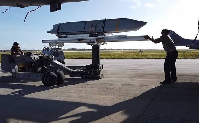 T&ecirc;n lửa AGM - 158 JASSM bị hệ thống ph&ograve;ng kh&ocirc;ng Iran đ&aacute;nh chặn g&acirc;y lo ngại cho Ukraine - Ảnh 1.