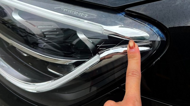 Vụ Mercedes bị đập gương, cào xước khi đỗ bên đường ở Hà Nội: Danh tính người phụ nữ vừa bị khởi tố - Ảnh 1.