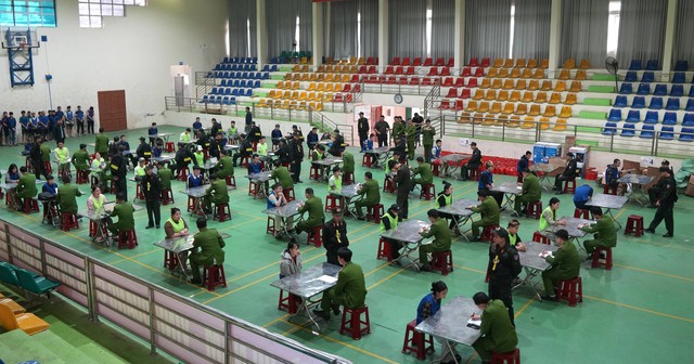 Bắt 63 đối tượng, thu giữ hàng loạt tài liệu, vật chứng trong đường dây lừa đảo quy mô đặc biệt lớn - Ảnh 1.