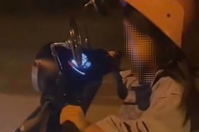 Cháu bé 5 tuổi lái xe máy điện ngoài đường ở Quảng Ninh: Mời phụ huynh lên phường - Ảnh 1.