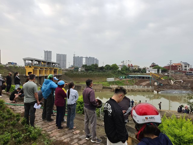 Hiện trường xuyên đêm tìm kiếm 3 mẹ con nghi nhảy sông Hồng tự tử ở Hưng Yên - Ảnh 8.