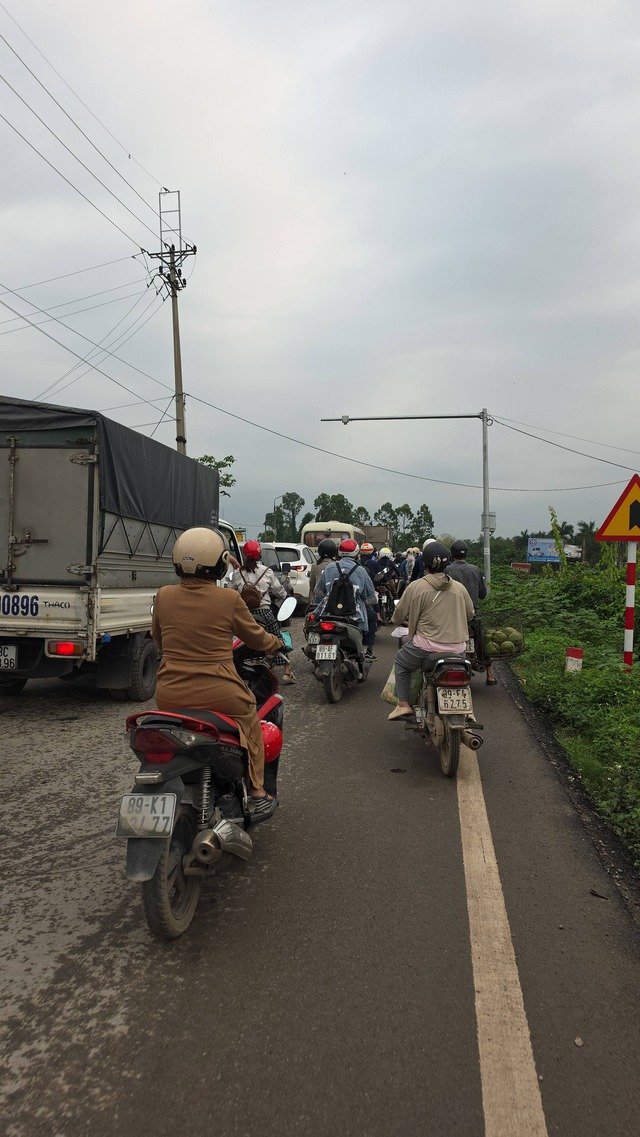 Hiện trường xuyên đêm tìm kiếm 3 mẹ con nghi nhảy sông Hồng tự tử ở Hưng Yên - Ảnh 10.
