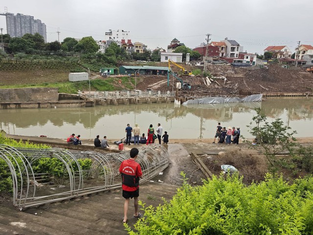 Hiện trường xuyên đêm tìm kiếm 3 mẹ con nghi nhảy sông Hồng tự tử ở Hưng Yên - Ảnh 7.