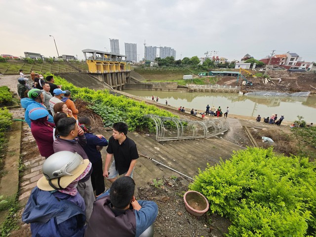 Hiện trường xuyên đêm tìm kiếm 3 mẹ con nghi nhảy sông Hồng tự tử ở Hưng Yên - Ảnh 11.