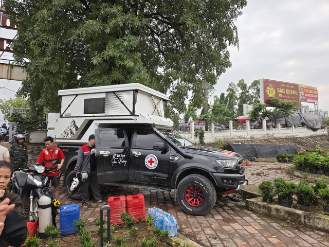 Hiện trường xuyên đêm tìm kiếm 3 mẹ con nghi nhảy sông Hồng tự tử ở Hưng Yên - Ảnh 6.