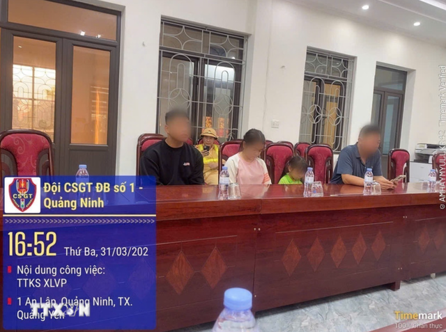 Cháu bé 5 tuổi lái xe máy điện ngoài đường ở Quảng Ninh: Mời phụ huynh lên phường - Ảnh 2.