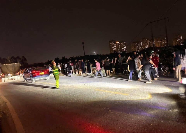 Hiện trường xuyên đêm tìm kiếm 3 mẹ con nghi nhảy sông Hồng tự tử ở Hưng Yên - Ảnh 2.