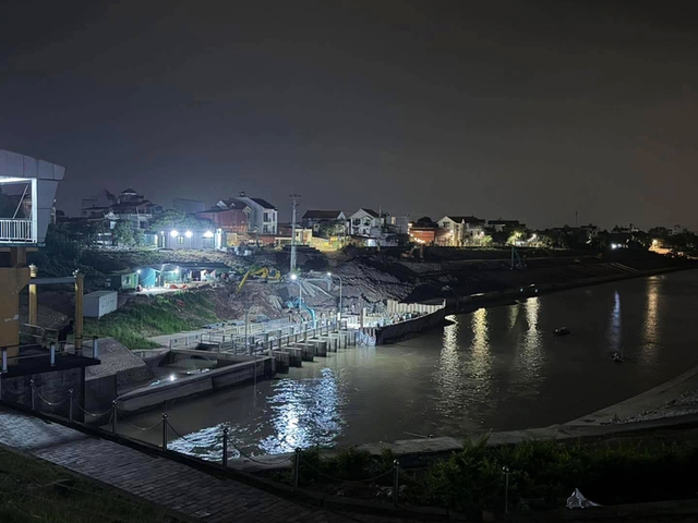 Hiện trường xuyên đêm tìm kiếm 3 mẹ con nghi nhảy sông Hồng tự tử ở Hưng Yên - Ảnh 1.