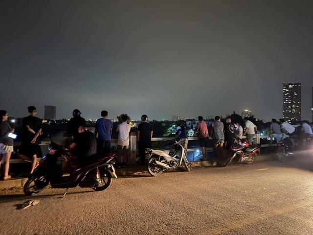 Hiện trường xuyên đêm tìm kiếm 3 mẹ con nghi nhảy sông Hồng tự tử ở Hưng Yên - Ảnh 3.