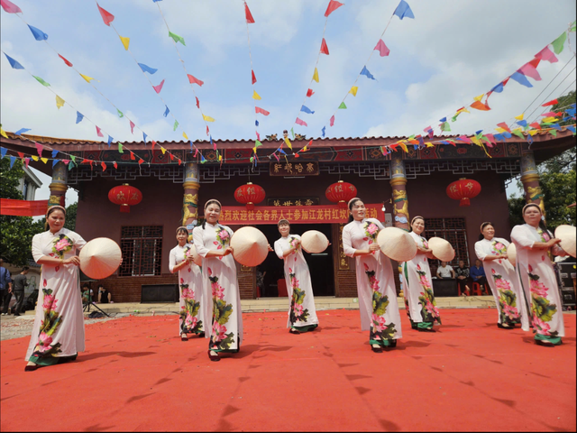 Khách Việt tới Trung Quốc sững người vì cảnh quá quen: Phụ nữ mặc áo dài, đàn bầu vang lên giữa làng - Ảnh 1.