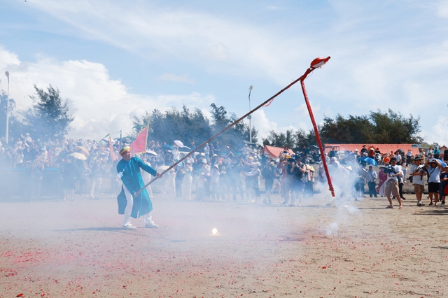 Khách Việt tới Trung Quốc sững người vì cảnh quá quen: Phụ nữ mặc áo dài, đàn bầu vang lên giữa làng - Ảnh 4.