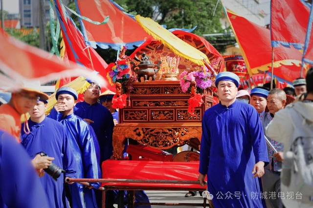 Khách Việt tới Trung Quốc sững người vì cảnh quá quen: Phụ nữ mặc áo dài, đàn bầu vang lên giữa làng - Ảnh 2.