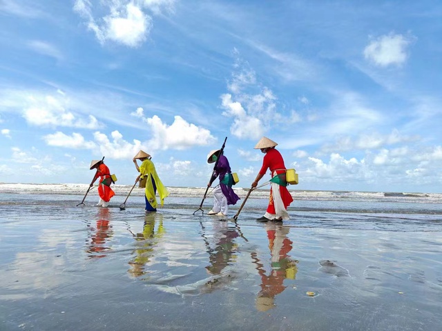 Khách Việt tới Trung Quốc sững người vì cảnh quá quen: Phụ nữ mặc áo dài, đàn bầu vang lên giữa làng - Ảnh 5.