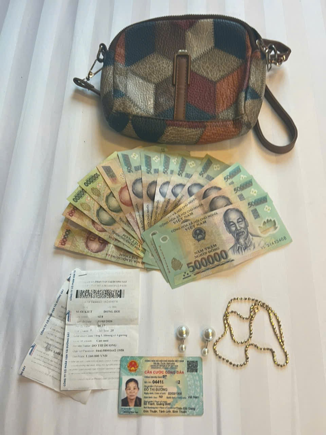 Ph&aacute;t hiện h&agrave;ng loạt tờ tiền c&oacute; mệnh gi&aacute; từ 500K-10K, d&acirc;y chuyền v&agrave;ng bị bỏ lại tr&ecirc;n chuyến t&agrave;u Bắc - Nam - Ảnh 2.