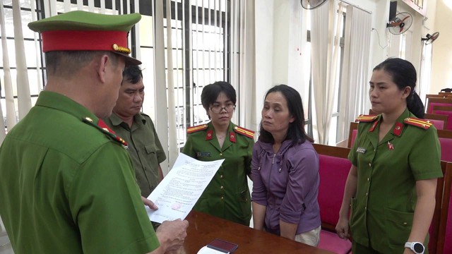 Thi hành lệnh bắt tạm giam Cao Thị Bé 54 tuổi - Ảnh 1.