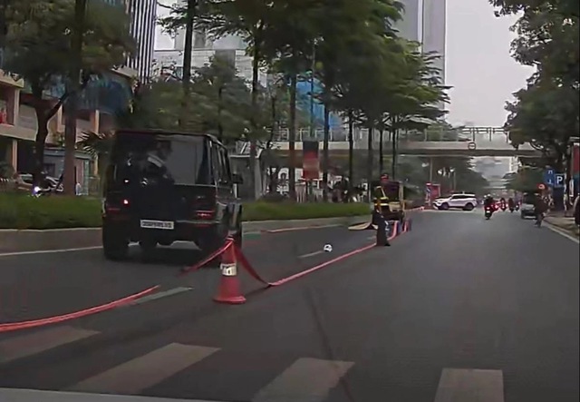 Hiện trường vụ cụ &ocirc;ng bị Mercedes G63 t&ocirc;ng tử vong tr&ecirc;n phố H&agrave; Nội  - Ảnh 1.