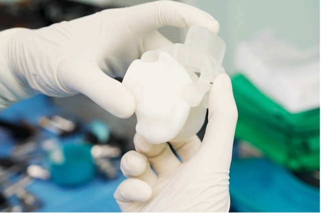 Lần đầu tại Việt Nam: Thay khớp gối bằng robot AI "may đo" từng milimet - Ảnh 1.