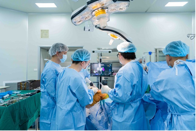 Lần đầu tại Việt Nam: Thay khớp gối bằng robot AI "may đo" từng milimet - Ảnh 2.