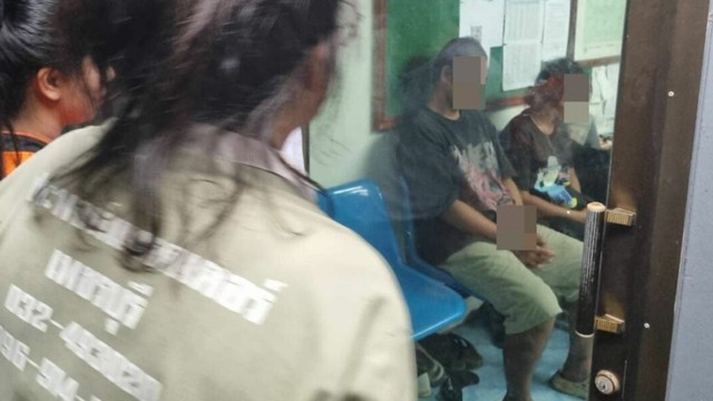 Cha dượng bạo hành con riêng của vợ đến tử vong, còn dùng dây điện để hồi sức - Ảnh 2.