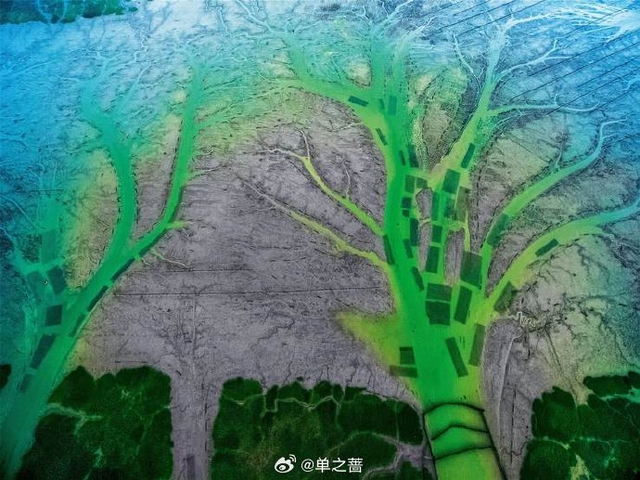 "Rồng" bất ngờ xuất hiện trên mặt sông dịp Thanh Minh, cảnh tượng từ trên cao khiến dân mạng xôn xao - Ảnh 2.