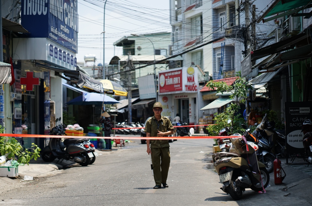 Vụ cháy nhà trọ khiến 2 người chết ở TP.HCM: Khoảnh khắc sinh tử thả bé gái từ tầng cao xuống dưới - Ảnh 1.