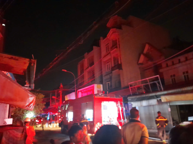 Vụ cháy nhà trọ khiến 2 người chết ở TP.HCM: Khoảnh khắc sinh tử thả bé gái từ tầng cao xuống dưới - Ảnh 4.