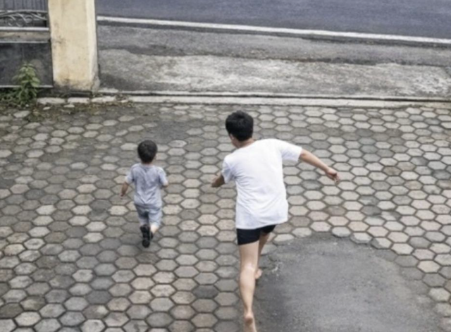 Cậu bé 6 tuổi chạy vụt qua đường đúng lúc chiếc xe tải lao tới - Ảnh 1. Cậu bé 6 tuổi chạy vụt qua đường đúng lúc chiếc xe tải lao tới - Ảnh 1.