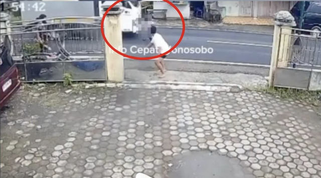 Cậu bé 6 tuổi chạy vụt qua đường đúng lúc chiếc xe tải lao tới - Ảnh 2. Cậu bé 6 tuổi chạy vụt qua đường đúng lúc chiếc xe tải lao tới - Ảnh 2.