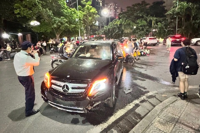 Hiện trường vụ Mercedes đâm liên hoàn trong khu đô thị cao cấp ở Hà Nội, danh tính tài xế - Ảnh 3.