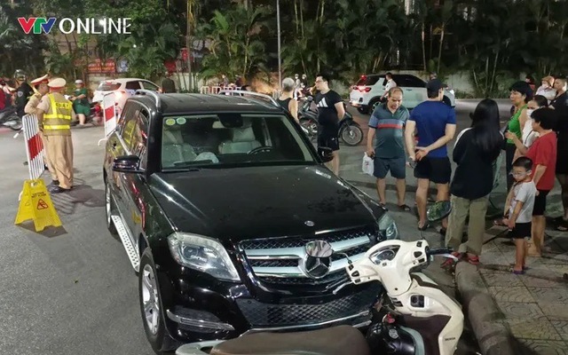 Hiện trường vụ Mercedes đâm liên hoàn trong khu đô thị cao cấp ở Hà Nội, danh tính tài xế - Ảnh 2.