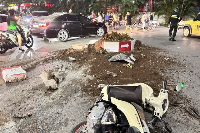 Hiện trường vụ Mercedes đâm liên hoàn trong khu đô thị cao cấp ở Hà Nội, danh tính tài xế - Ảnh 4.