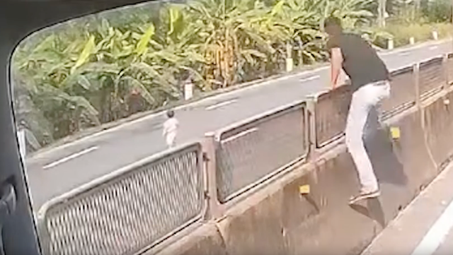 Th&oacute;t tim clip t&agrave;i xế bỏ xe cứu b&eacute; g&aacute;i chạy ra giữa đường, đứng ngay trước đầu &ocirc; t&ocirc; ở TP.HCM - Ảnh 1.