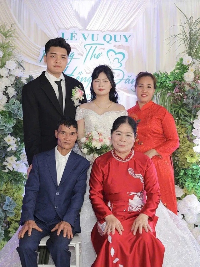 Xúc động clip người cha nhặt rác đạp xe đi mời đám cưới con gái: Điều bất ngờ không tưởng trong ngày cưới - Ảnh 4.