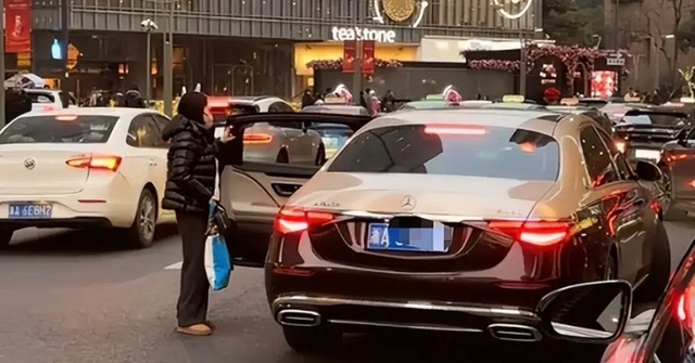 B&agrave; mẹ đi Maybach đ&oacute;n con bị chụp ảnh l&eacute;n, mắng "nh&agrave; gi&agrave;u qu&ecirc; m&ugrave;a": Soi gi&aacute; từ đầu tới ch&acirc;n m&agrave; cho&aacute;ng v&aacute;ng! - Ảnh 1.